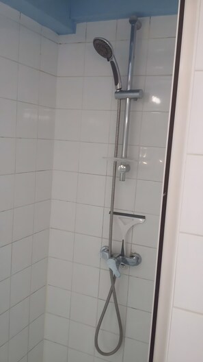 Shower, hair dryer, towels - Classified Apartment with Parking, Private Terrace, Wi-Fi and Air Conditioning (La Rochelle)