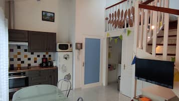 Jääkaappi, mikroaaltouuni, uuni, liesi