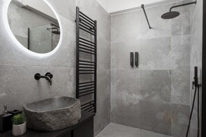 Dusche, Haartrockner, Handtücher