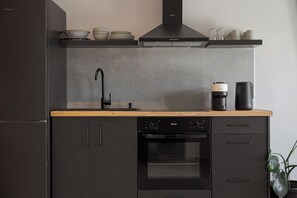 Kaffetrakter/tekoker, kjøleskap, mikrobølgeovn og ovn