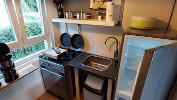 Refrigerador, horno, parrilla de estufa y cafetera y tetera