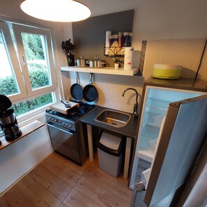 Fridge, oven, stovetop, coffee/tea maker