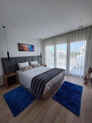 3 habitaciones, tabla de planchar con plancha, wifi y ropa de cama