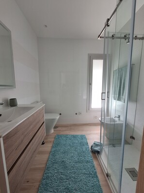 Haartrockner, Bidet, Handtücher, Toilettenpapier