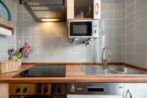 Fridge, microwave, dishwasher, coffee/tea maker