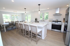 Kylskåp, mikrovågsugn, ugn och spishäll