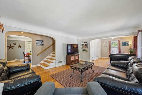 Charming Home Near Unc & Dt Greeley 5 Bedroom Home