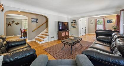 Charming Home Near Unc & Dt Greeley 5 Bedroom Home