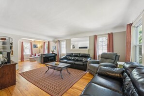 House, 5 Bedrooms | Living area | Smart TV, streaming services