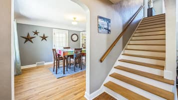 House, 5 Bedrooms | Dining