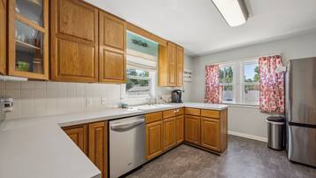 House, 5 Bedrooms | Private kitchen | Fridge, oven, coffee/tea maker, toaster