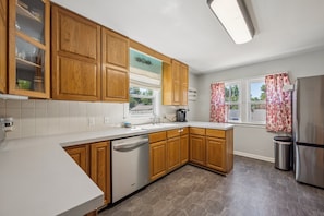 House, 5 Bedrooms | Private kitchen | Fridge, oven, coffee/tea maker, toaster