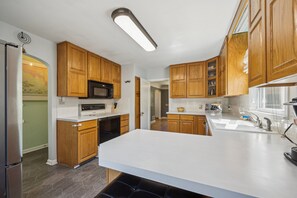 House, 5 Bedrooms | Private kitchen | Fridge, oven, coffee/tea maker, toaster