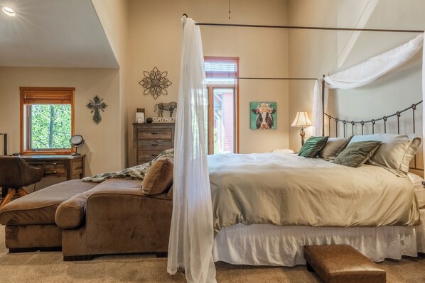 5 bedrooms, desk, free WiFi, bed sheets