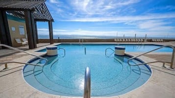 Apartment, 3 Schlafzimmer | Pool | Innenpool, Außenpool