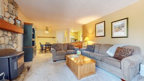 Condo, 1 phòng ngủ | Khu phòng khách | Smart TV 