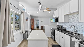 House, 3 Bedrooms | Private kitchen | Fridge, oven, coffee/tea maker, toaster