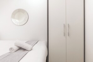 2 bedrooms, iron/ironing board, WiFi