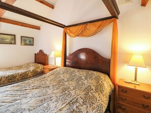 3 bedrooms, individually decorated, individually furnished - Y Bwthyn (Llandysul)