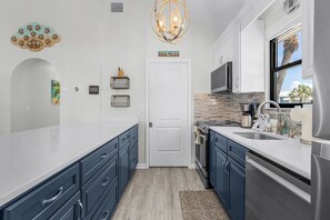 Casa, 2 habitaciones | Cocina privada | Refrigerador, horno, cafetera y tetera y tostadora 