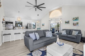 Maison, 2 chambres | Coin séjour | TV connectée