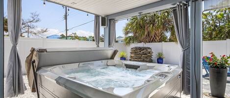 House, 2 Bedrooms | Outdoor spa tub