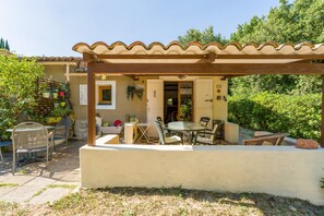Outdoor dining - Oasi des Mirabelles – Provençal Holiday Home (Mirabel-aux-Baronnies)