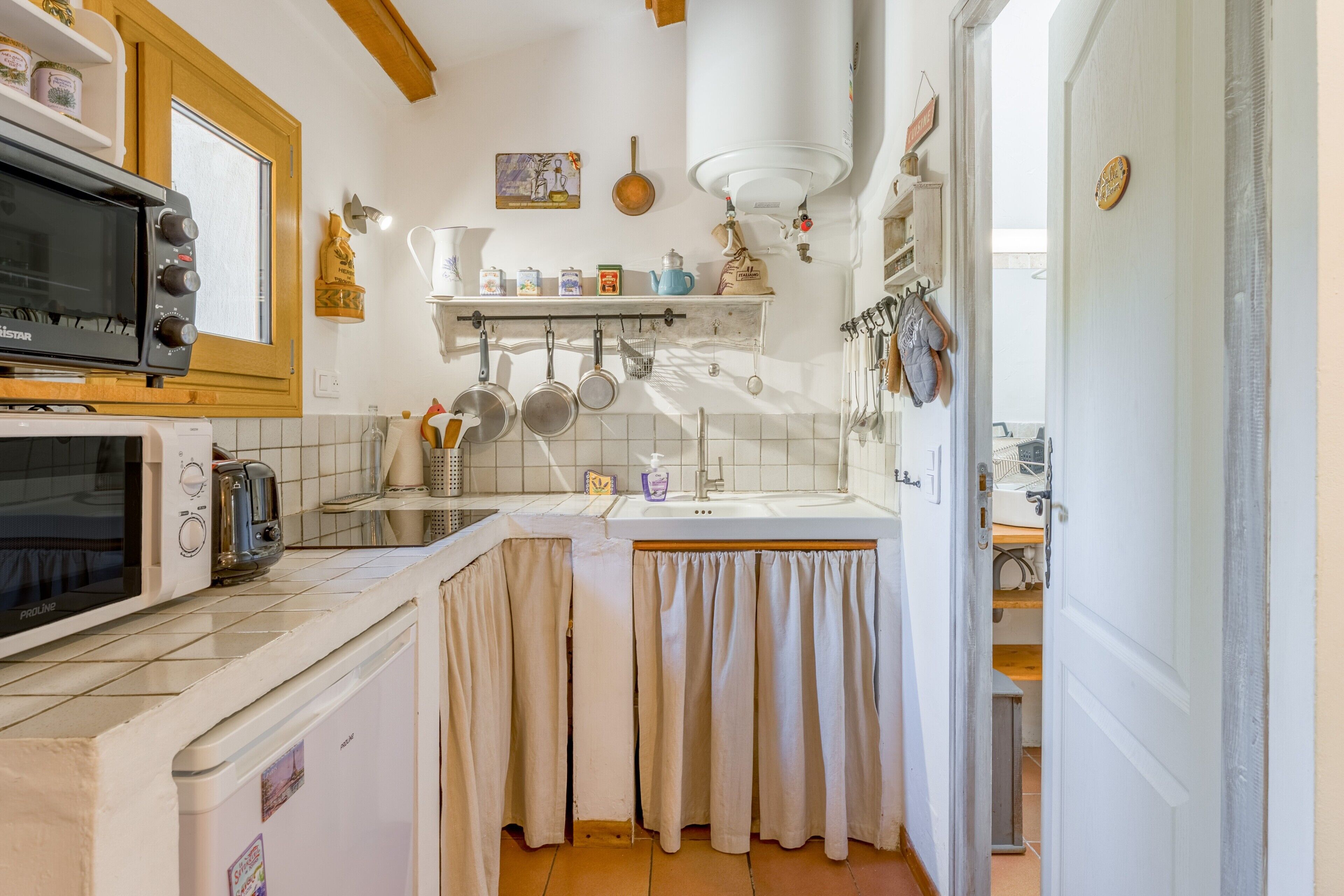 Geladeira, micro-ondas, fogão, cooktop