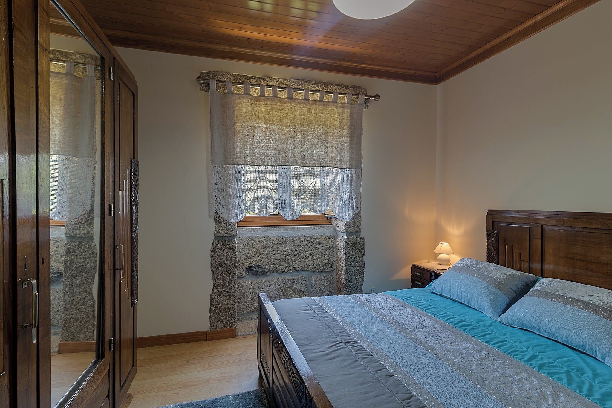 3 slaapkamers, een strijkplank/strijkijzer, gratis wifi, beddengoed