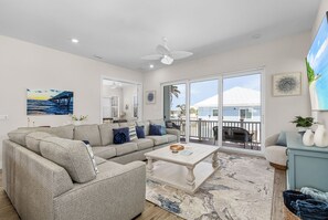 House, 5 Bedrooms | Ruang tamu | TV Pintar 