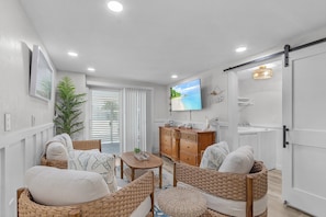 Maison, 3 chambres | Coin séjour | TV connectée