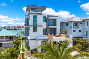 Talo, 6 makuuhuonetta | Ulkopuoli