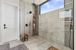 House, 6 Bedrooms | Bathroom | Towels