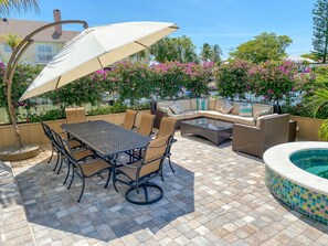 Outdoor dining - 135 Island Escape: 5br Home W/ Pool And Spa! 5 Bedroom Home (Fort Myers Beach)