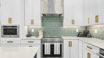 House, 5 Bedrooms | Private kitchen | Fridge, oven, coffee/tea maker, toaster