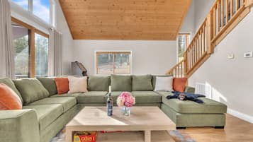 Casa, 3 habitaciones | Área de sala de estar | Smart TV y servicios de streaming