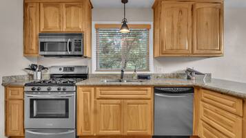 House, 3 Bedrooms | Dapur peribadi | Peti sejuk, pembancuh kopi/teh, pembakar roti