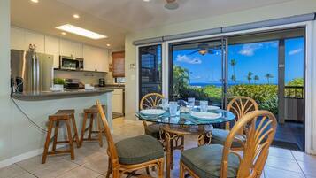 Condo, 1 Bedroom | Tempat makan