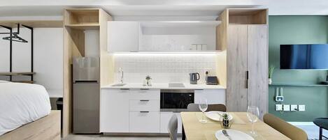 Een koelkast, een magnetron, een kookplaat, een broodrooster