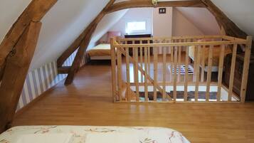 1 habitación, tabla de planchar con plancha, wifi y ropa de cama