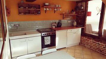 Kylskåp, mikrovågsugn, ugn och spishäll