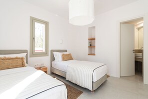 2 soverom, skrivebord, strykejern/-brett og reiseseng for barn