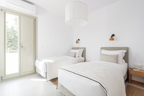 2 chambres, bureau, fer et planche à repasser, lit parapluie