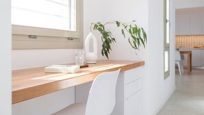 Eine moderne Küche mit weißen Schränken, einer Holz Arbeitsplatte und einem Fenster, das für natürliches Licht sorgt.