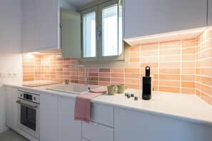 Kylskåp, ugn, spishäll och kaffe- och tebryggare