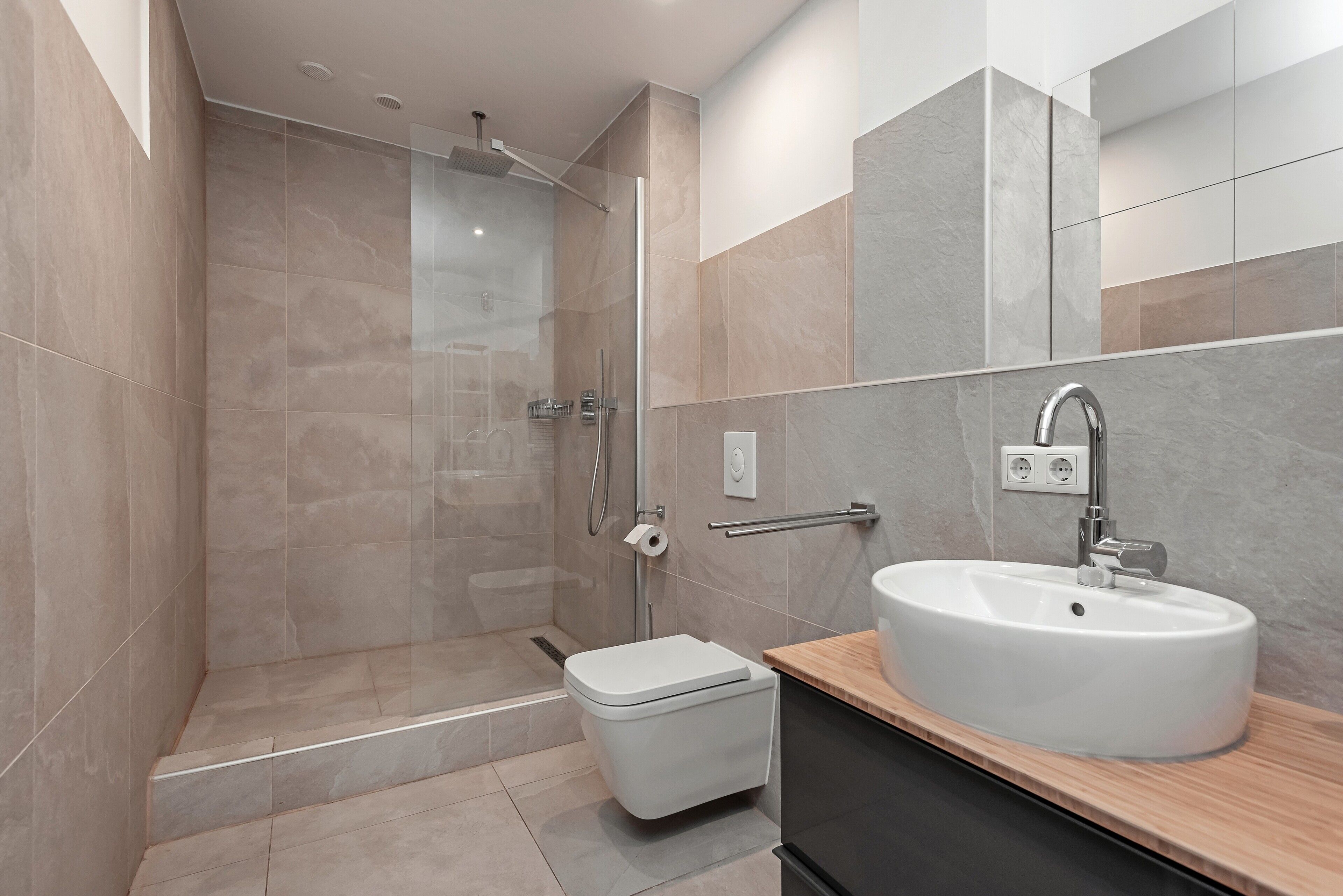 Shower, free toiletries, hair dryer, towels
