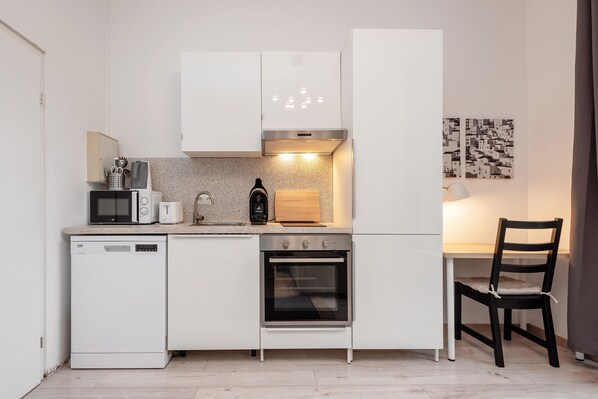 Fridge, microwave, oven, stovetop