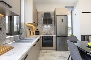 冷蔵庫、電子レンジ、オーブン、食器洗い機