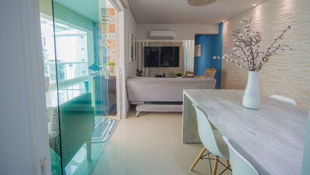 Una habitación de hotel moderna con cama, escritorio y un ventanal grande.
