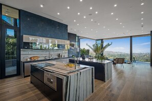 ثلاجة، ميكروويف، فرن، موقد طهي مسطح